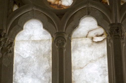 Figuras humanas en las columnillas del ábside de la iglesia de Cañas